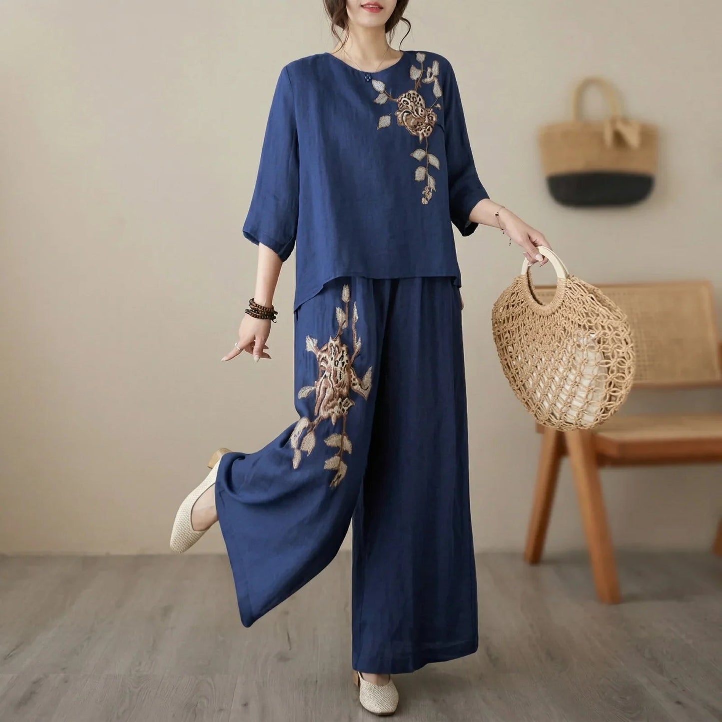 Conjunto Nicole™ em Linho de Algodão com Bordado Floral Delicado e Calça Pantalona