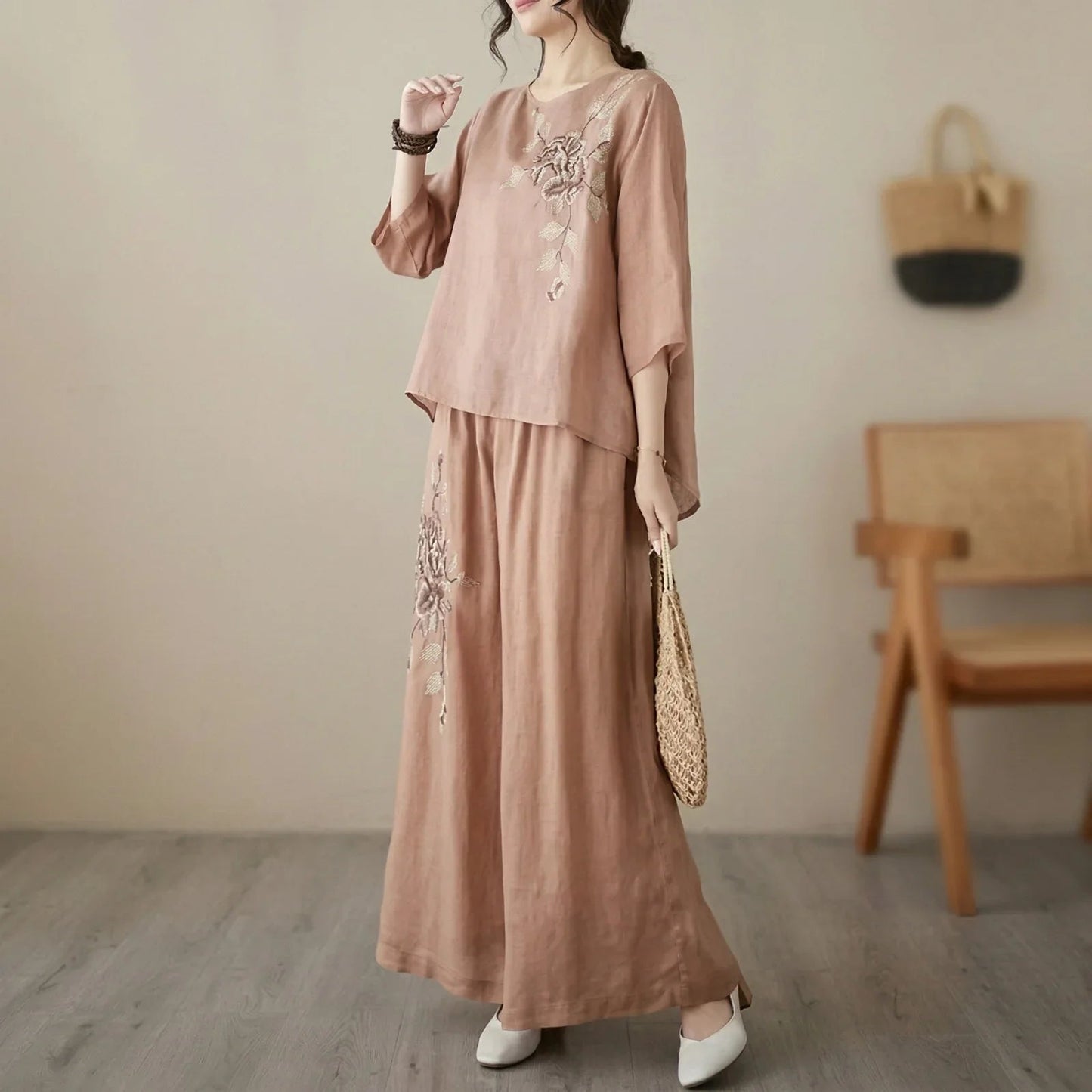 Conjunto Nicole™ em Linho de Algodão com Bordado Floral Delicado e Calça Pantalona