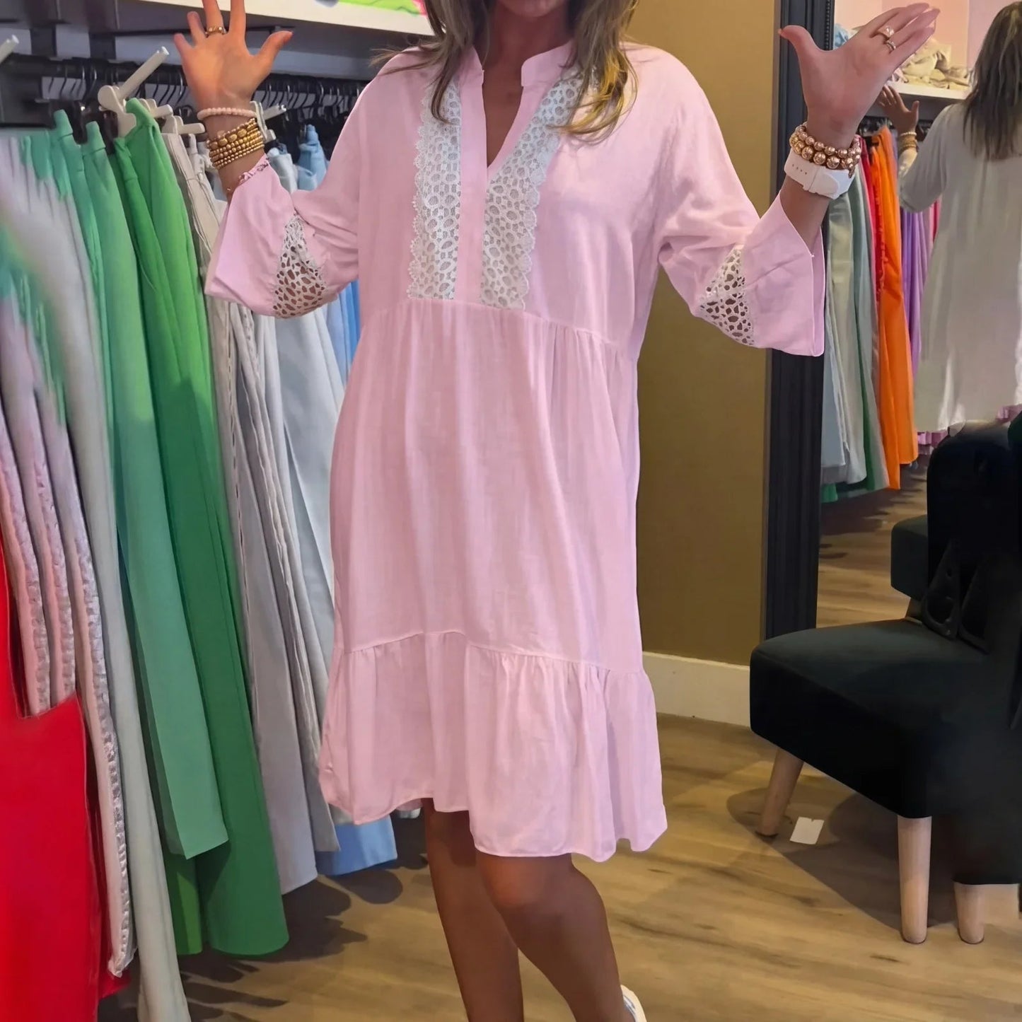 Vestido Renata™ com Detalhes Rendados Vazados e Barra de Babados