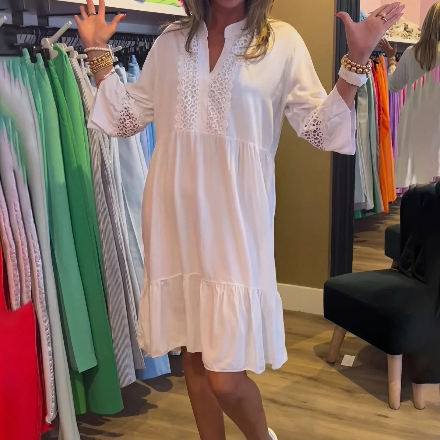 Vestido Renata™ com Detalhes Rendados Vazados e Barra de Babados