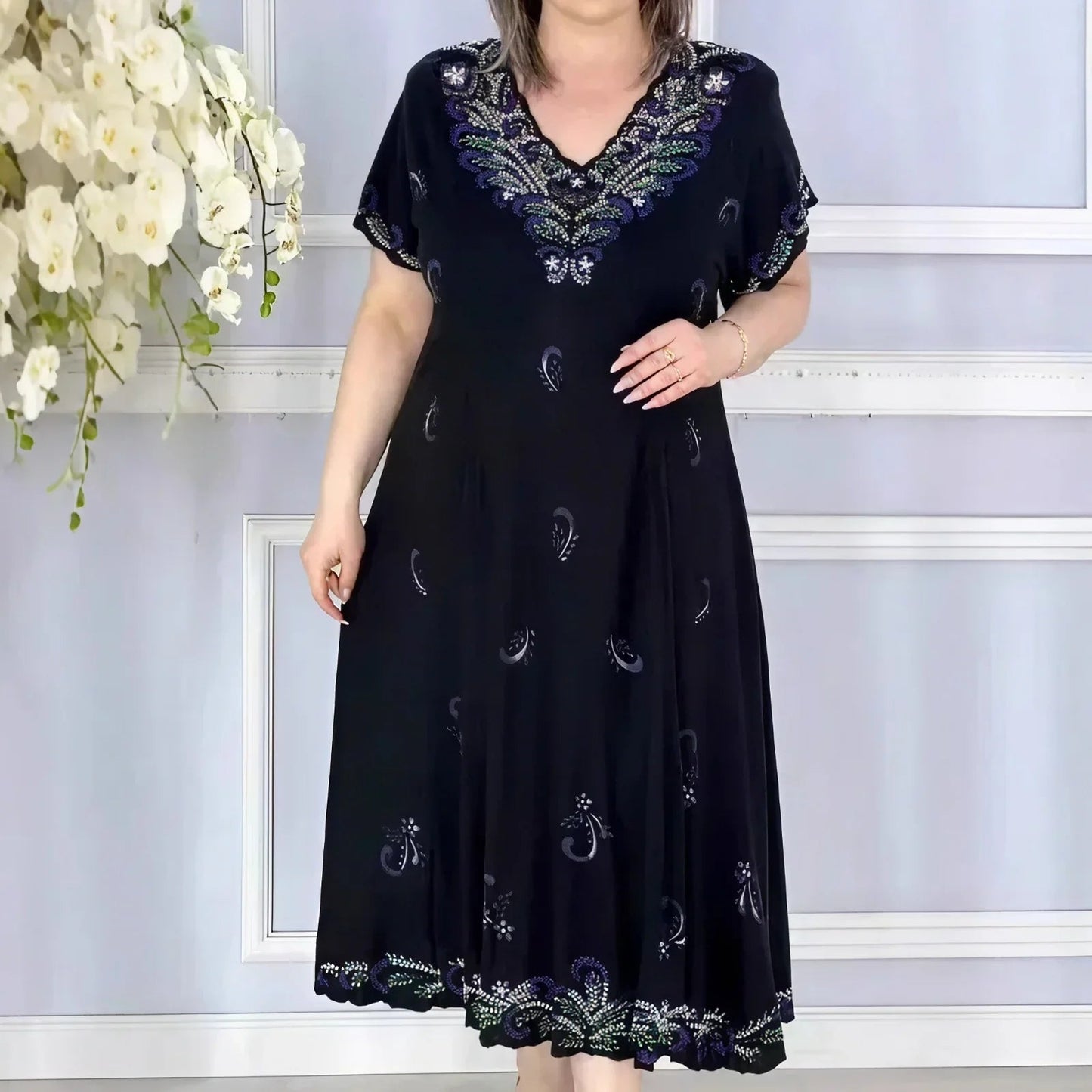 Vestido Aurelis™ com Bordados Ornamentais e Caimento Impecável