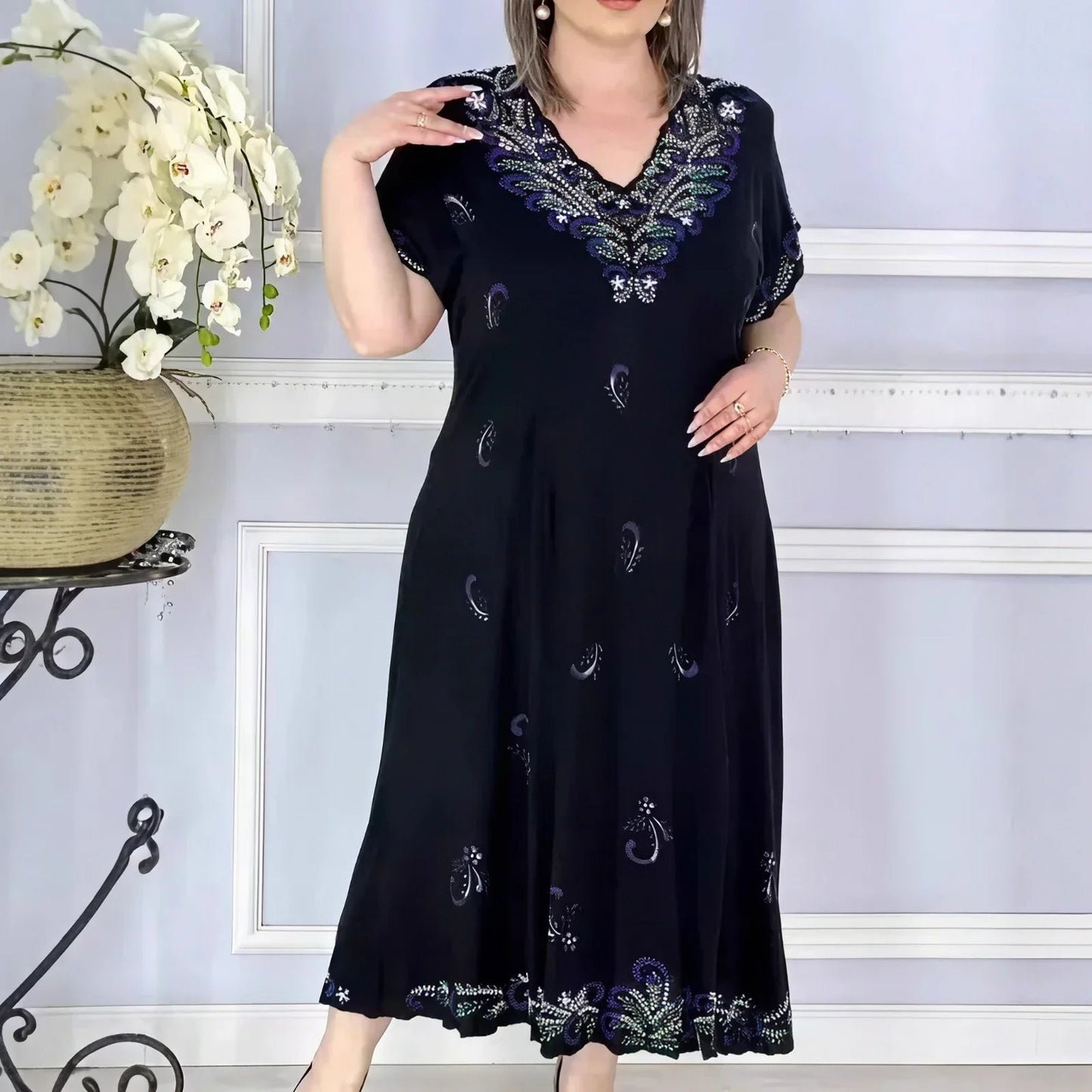 Vestido Aurelis™ com Bordados Ornamentais e Caimento Impecável