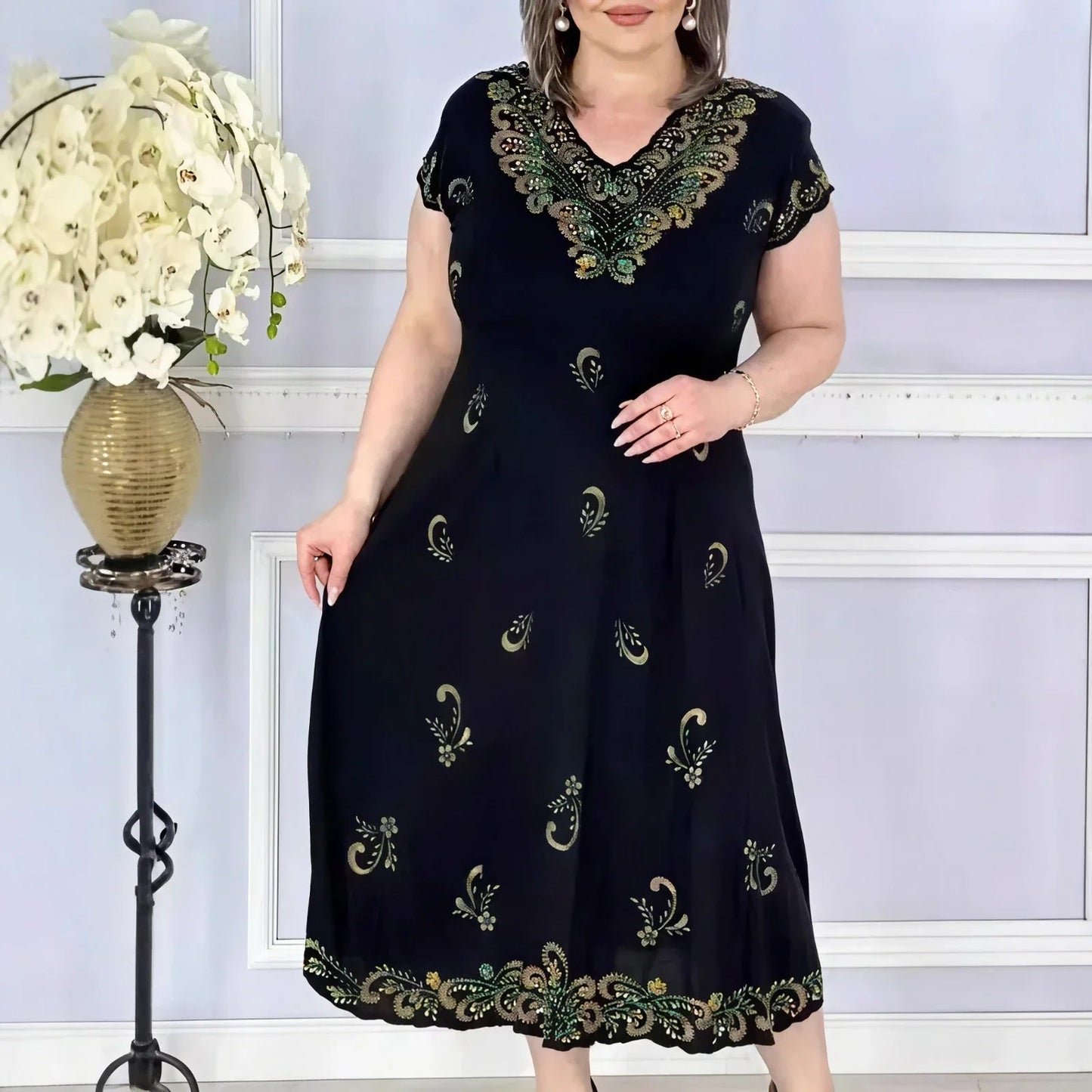 Vestido Aurelis™ com Bordados Ornamentais e Caimento Impecável