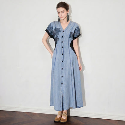 Vestido Alvorada™ Jeans com Bordado e Fechamento em Botões
