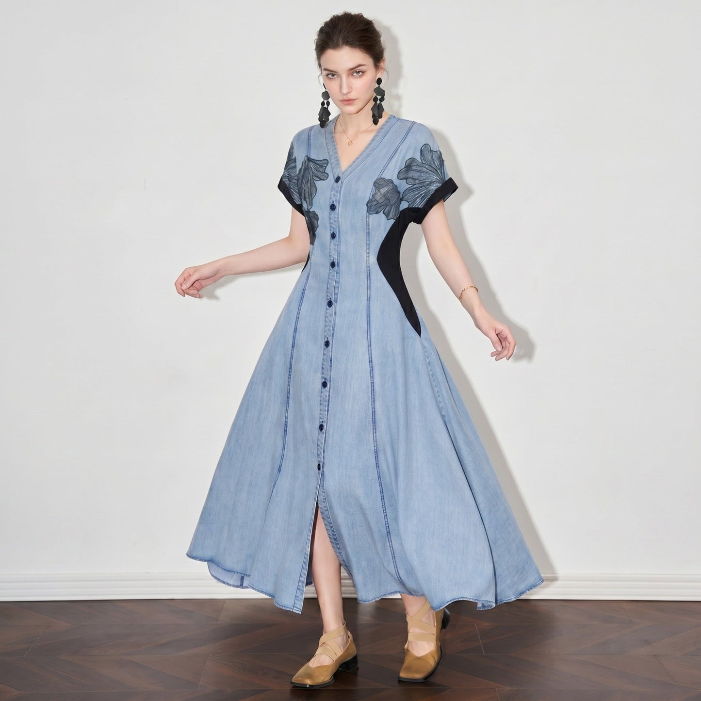 Vestido Alvorada™ Jeans com Bordado e Fechamento em Botões