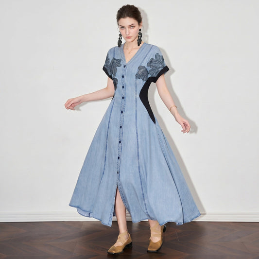 Vestido Alvorada™ Jeans com Bordado e Fechamento em Botões