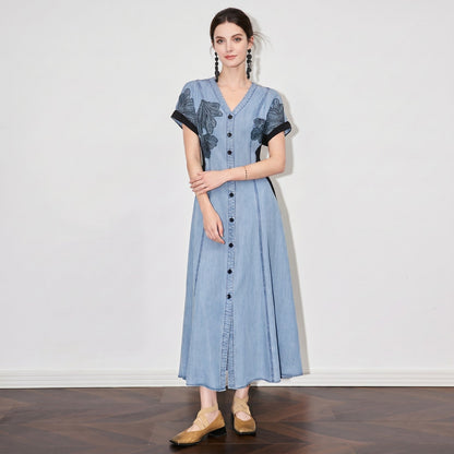 Vestido Alvorada™ Jeans com Bordado e Fechamento em Botões