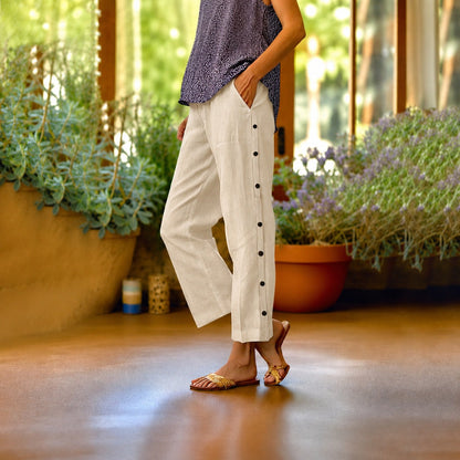 Calça Eloáh™ Cropped em Linho de Algodão com Botões Laterais Elegantes