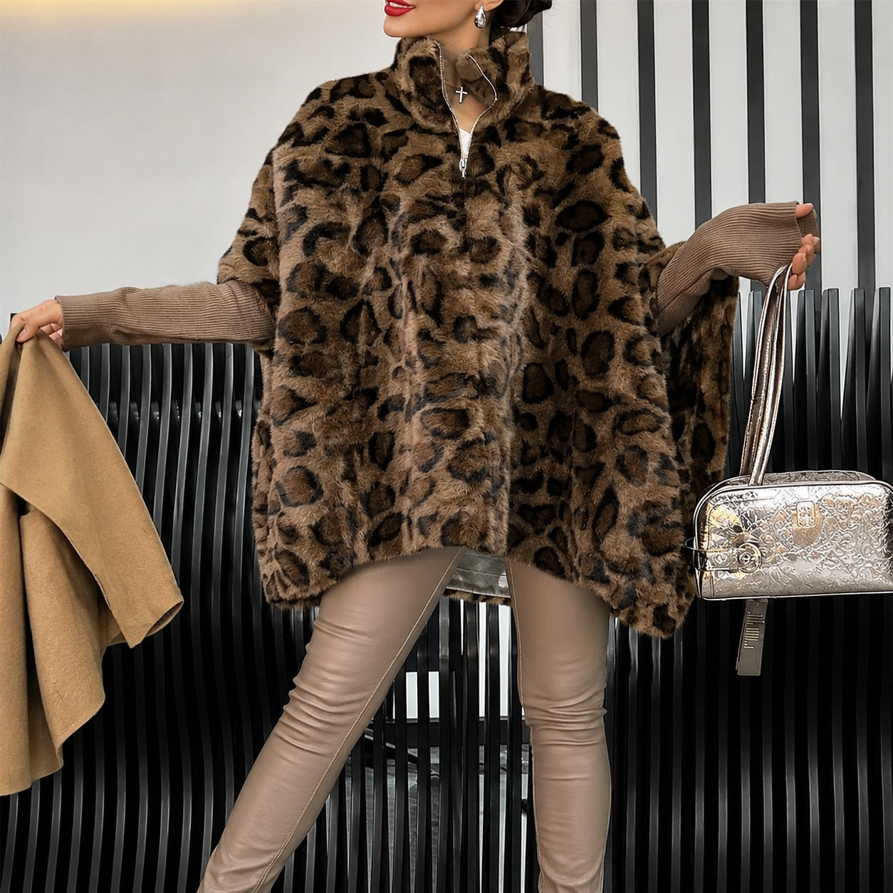 Casaco Marais™ em Pele Sintética Animal Print e Mangas Caneladas / Elegância com Volume e Atitude!