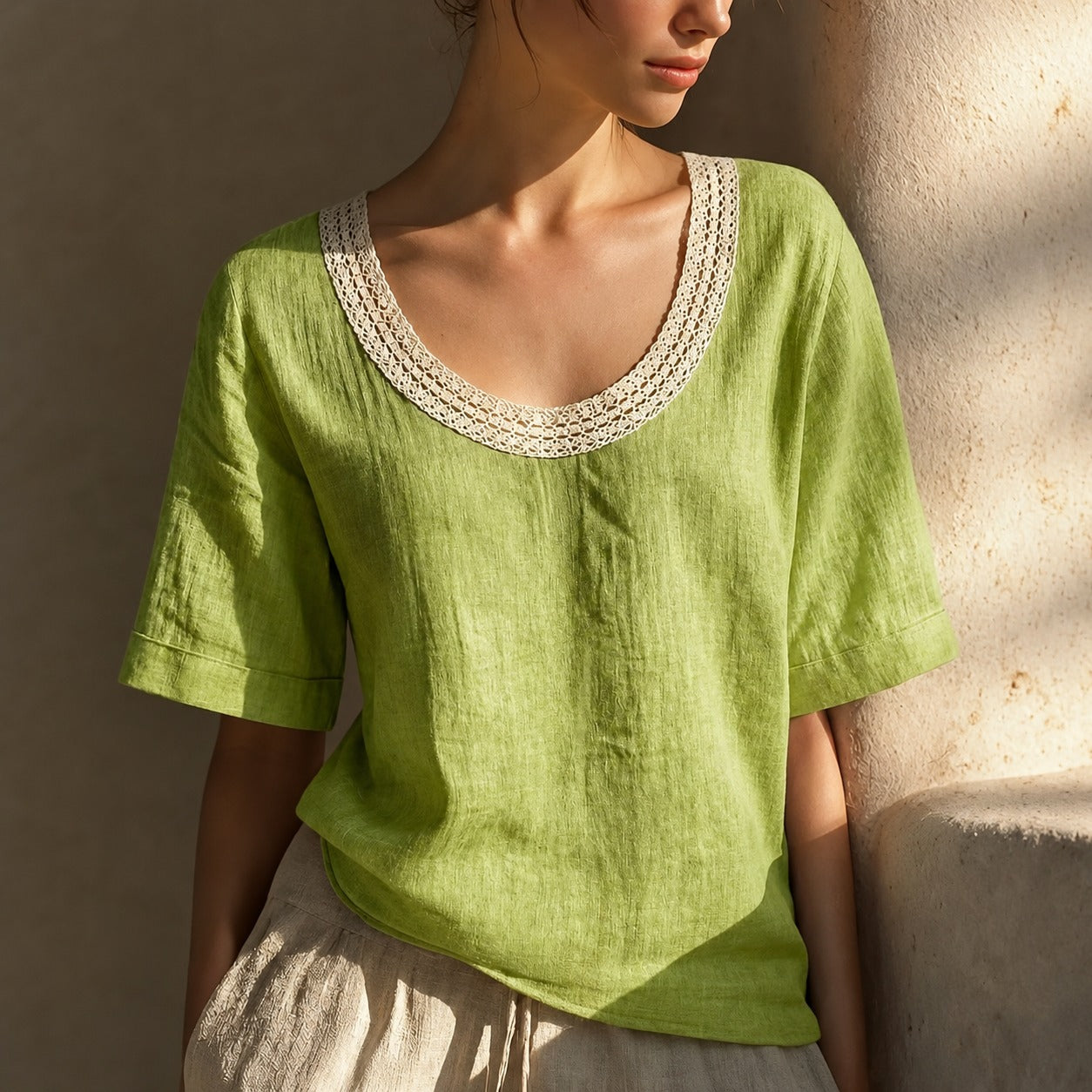 Blusinha Maira™ em Linho e Algodão com Decote em Crochê / Charme e Delicadeza Em Cada Detalhe