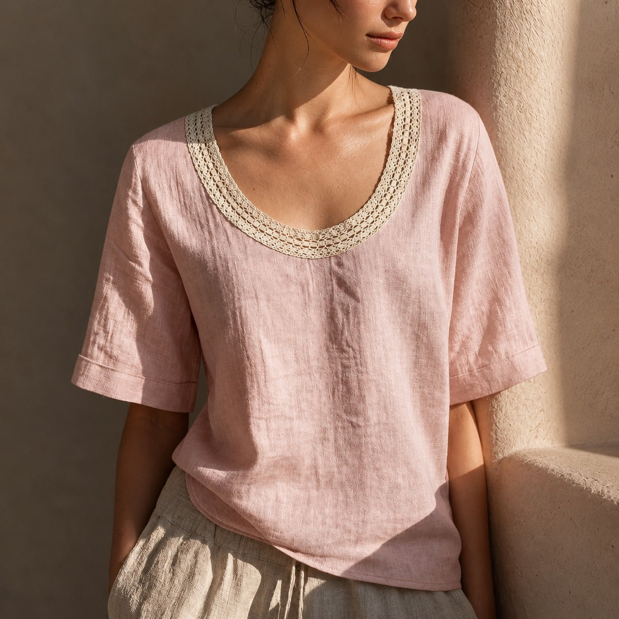 Blusinha Maira™ em Linho e Algodão com Decote em Crochê / Charme e Delicadeza Em Cada Detalhe
