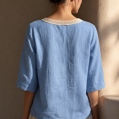Blusinha Maira™ em Linho e Algodão com Decote em Crochê / Charme e Delicadeza Em Cada Detalhe