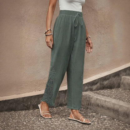 Calça Vionna™ em Linho de Algodão Com Bordado Vazado Na Barra E Caimento Leve / Elegância Casual Sem Apertar