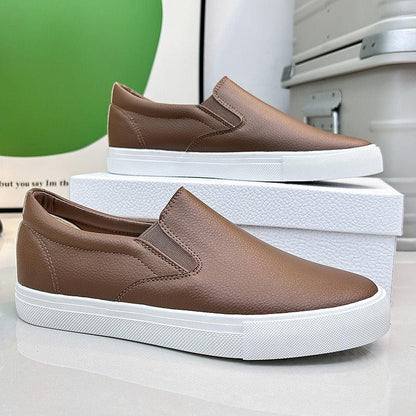 Tênis Masculino StreetComfort™ em Couro com Acabamento Minimalista / Visual Inteligente e Zero Desconforto na Rotina!