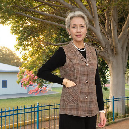 Colete Francesca™ com Lapela Elegante e Estampa Xadrez Clássica / O Charme Europeu em Uma Peça Atemporal e Sofisticada