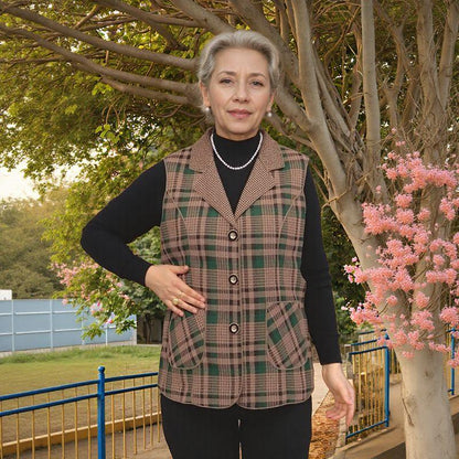 Colete Francesca™ com Lapela Elegante e Estampa Xadrez Clássica / O Charme Europeu em Uma Peça Atemporal e Sofisticada