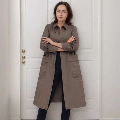 Casaco Maelis™ em Sarja Impermeável com Corte Chemise e Bolsos Frontais / Para Mulheres que Valorizam o Essencial com Estilo