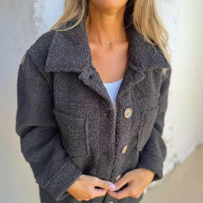 Jaqueta Teddy Louise™ em Sherpa com  Botões Metalizados / Aconchego Despojado que Valoriza o Seu Estilo de Inverno!