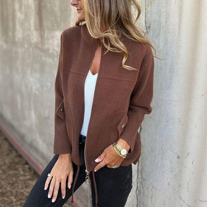 Jaqueta Donna Rebeca™ com Gola Alta e Bolsos Elegantes / Sofisticação Aconchegante para os Dias Frios!