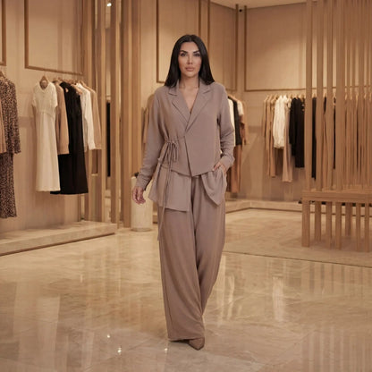 Conjunto Maison Class™ em Alfaiataria com Blazer Assimétrico e Pantalona Elegante!
