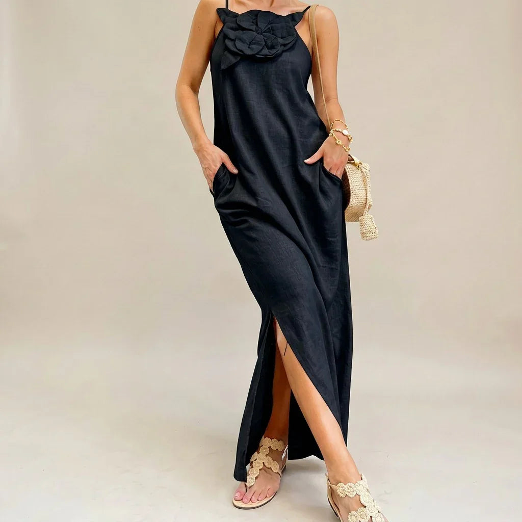 Vestido Carmela™ com Flor Artesanal e Design Elegante