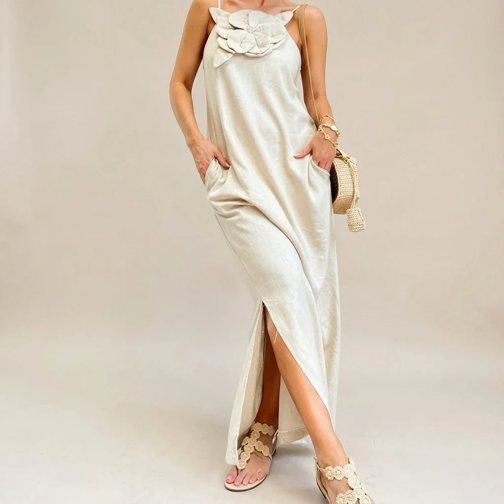 Vestido Carmela™ com Flor Artesanal e Design Elegante