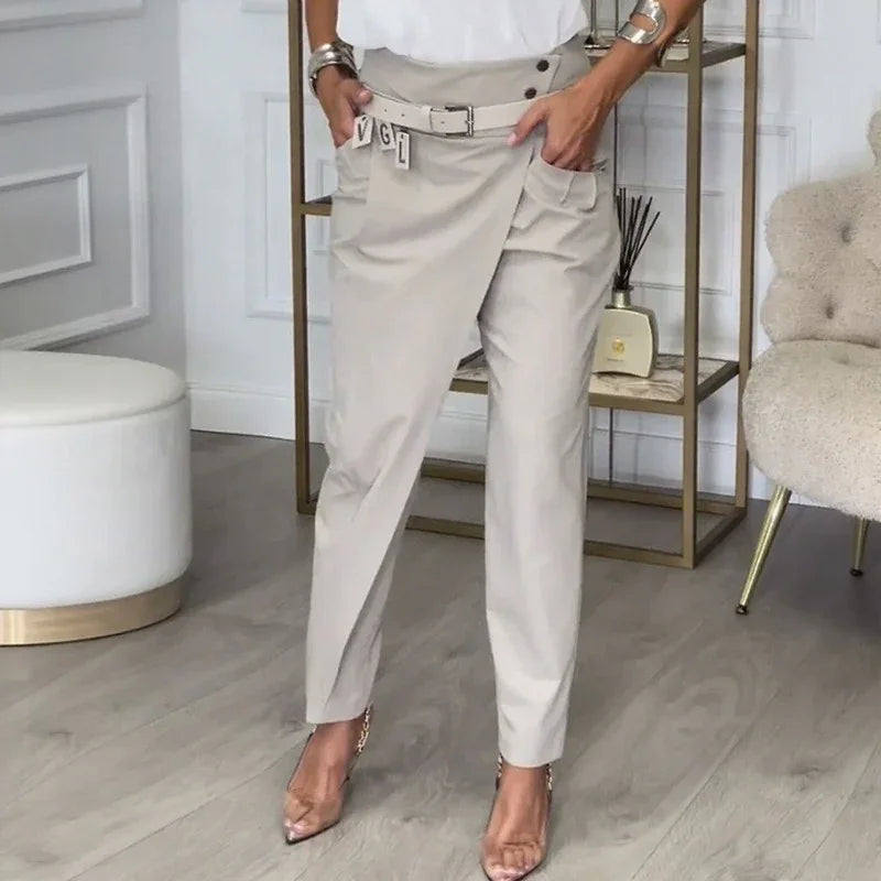Calça Calista™ com Design Assimétrico e Cinto Exclusivo