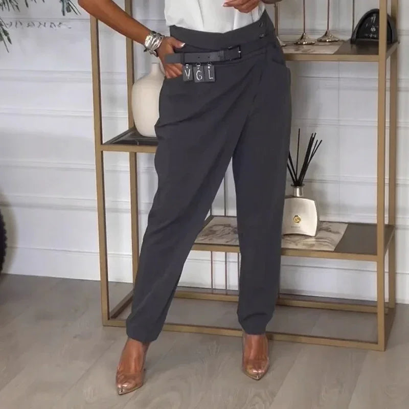 Calça Calista™ com Design Assimétrico e Cinto Exclusivo