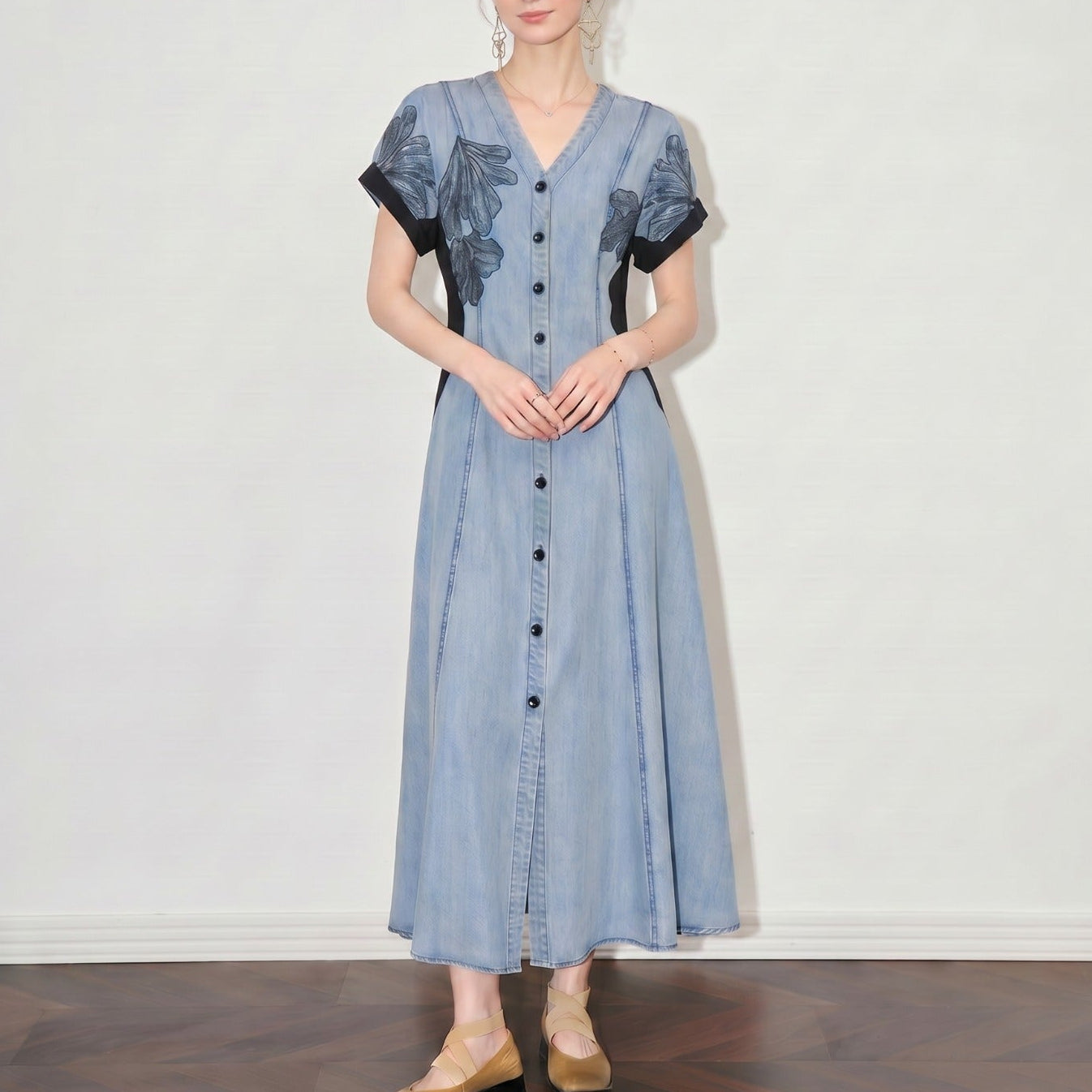 Vestido Alvorada™ Jeans com Bordado e Fechamento em Botões