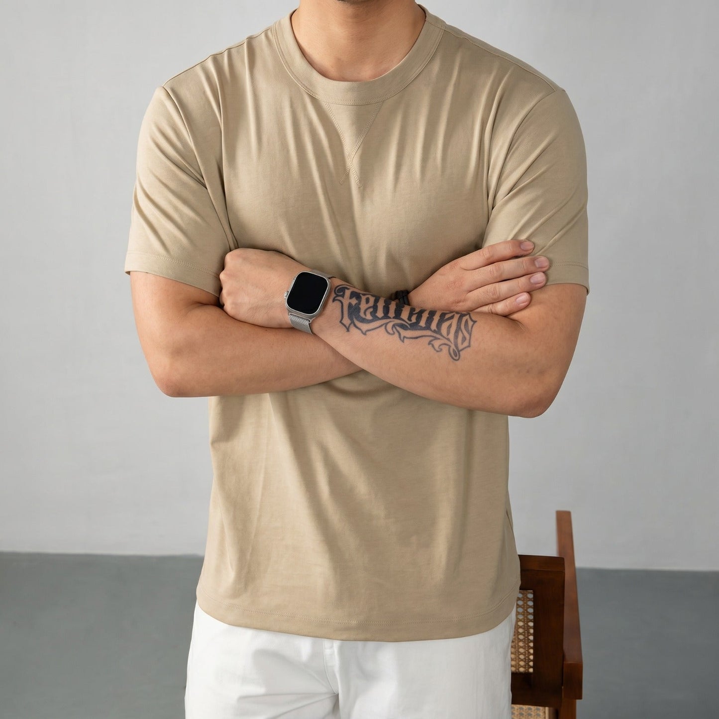 Camiseta Louis™ em Algodão Premium com Elastano e Gola Redonda Canelada