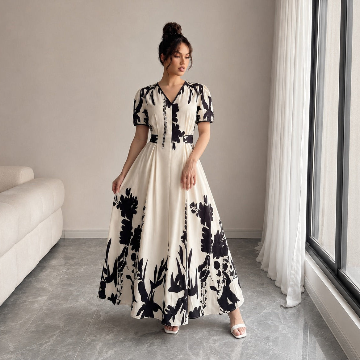 Vestido Maristelle™ com Estampa Floral Contrastante e Decote V