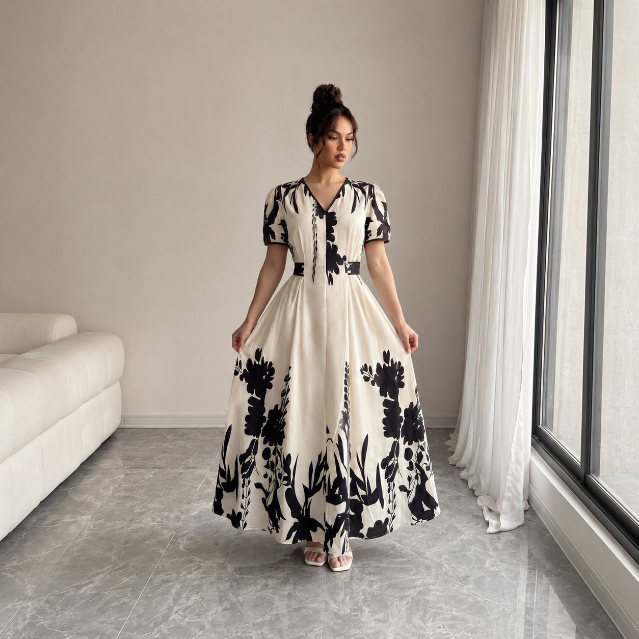 Vestido Maristelle™ com Estampa Floral Contrastante e Decote V
