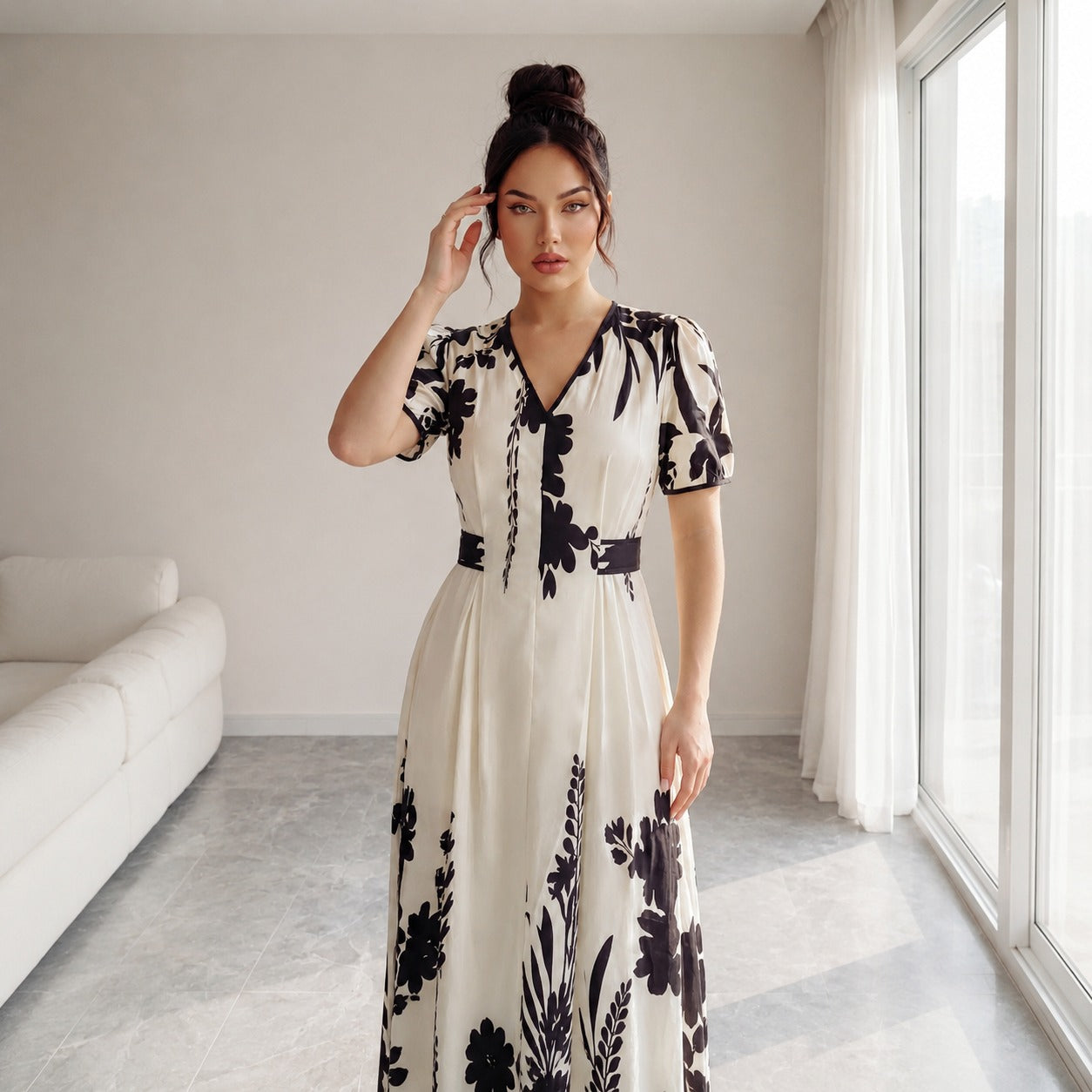 Vestido Maristelle™ com Estampa Floral Contrastante e Decote V