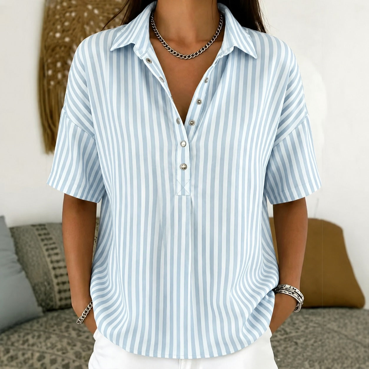 Camisa Salina™ com Listras Verticais, Gola Clássica e Botões Frontais.