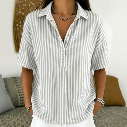 Camisa Salina™ com Listras Verticais, Gola Clássica e Botões Frontais.