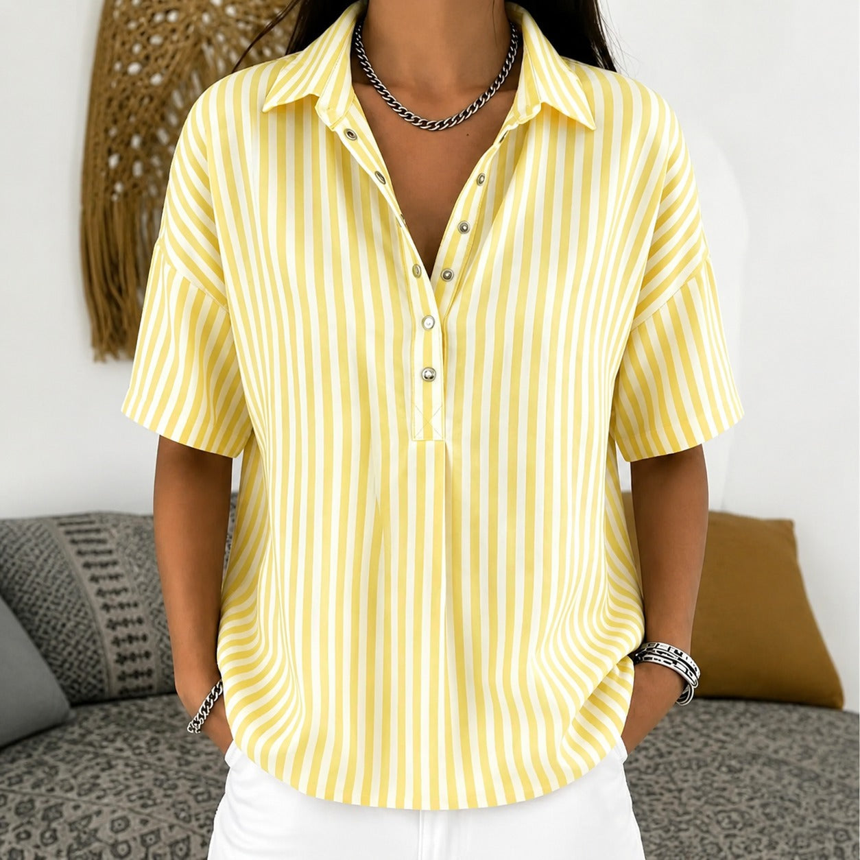 Camisa Salina™ com Listras Verticais, Gola Clássica e Botões Frontais.