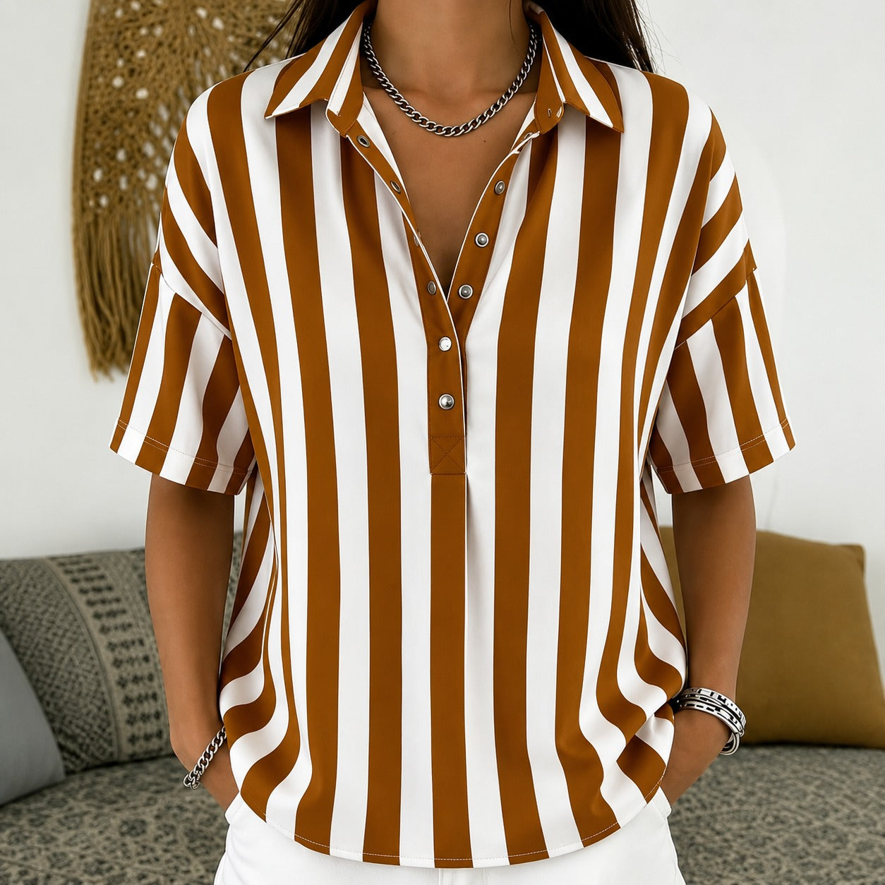 Camisa Salina™ com Listras Verticais, Gola Clássica e Botões Frontais.