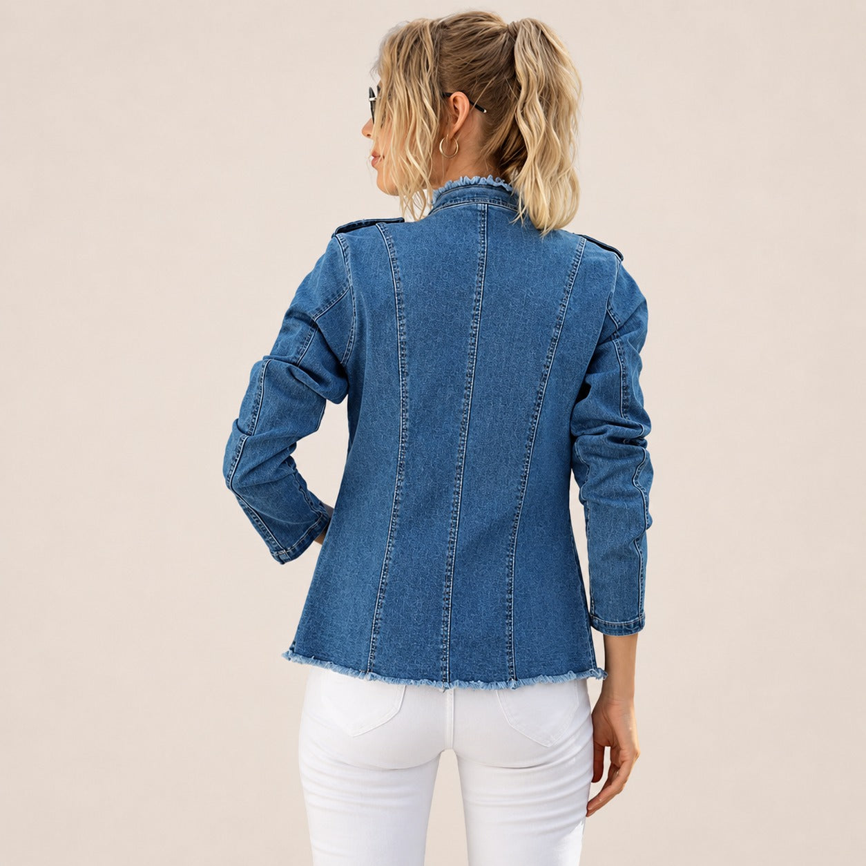 Jaqueta Lorenna™ Jeans com Botões Duplos e Acabamento Desfiado.