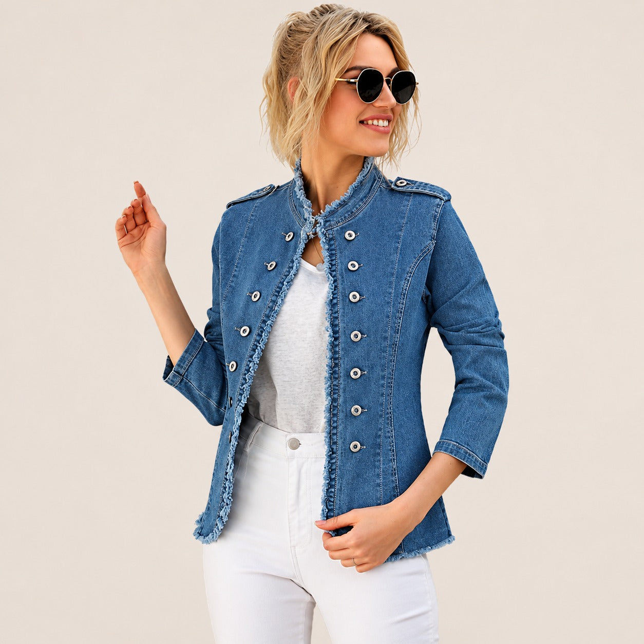Jaqueta Lorenna™ Jeans com Botões Duplos e Acabamento Desfiado.