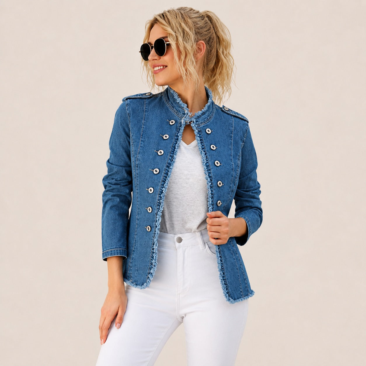 Jaqueta Lorenna™ Jeans com Botões Duplos e Acabamento Desfiado.