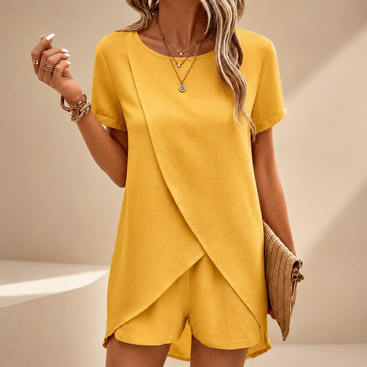 Conjunto Celinna™ com Blusa Transpassada e Shorts de Caimento Fluido