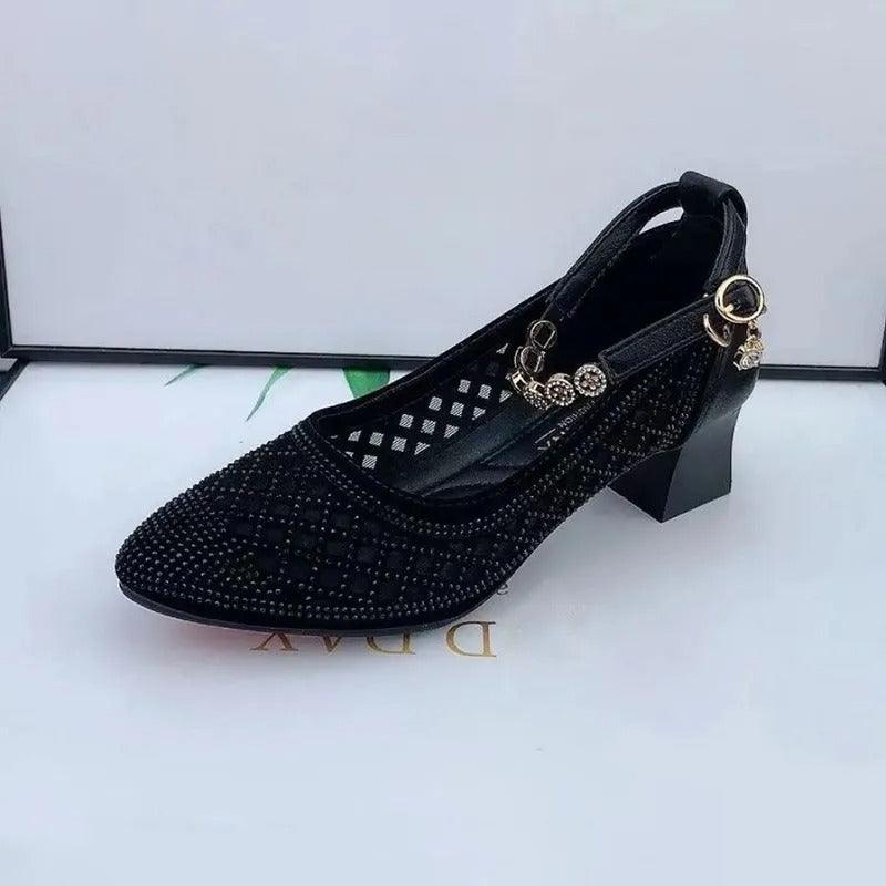 Sapatos Monalisa™ com Fivela e Acabamento em Renda / Elegância e Conforto com um Toque de Glamour!