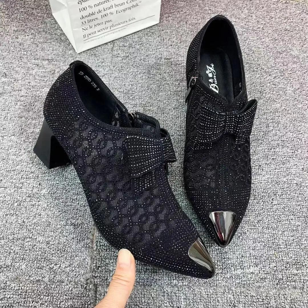 Sapatos Leonora™ com Acabamento Luxuoso em Strass e Bico Metalizado / Brilho Sofisticado a Cada Pisada!