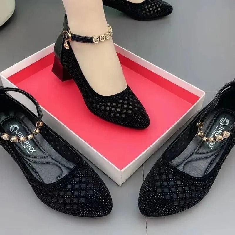 Sapatos Monalisa™ com Fivela e Acabamento em Renda / Elegância e Conforto com um Toque de Glamour!