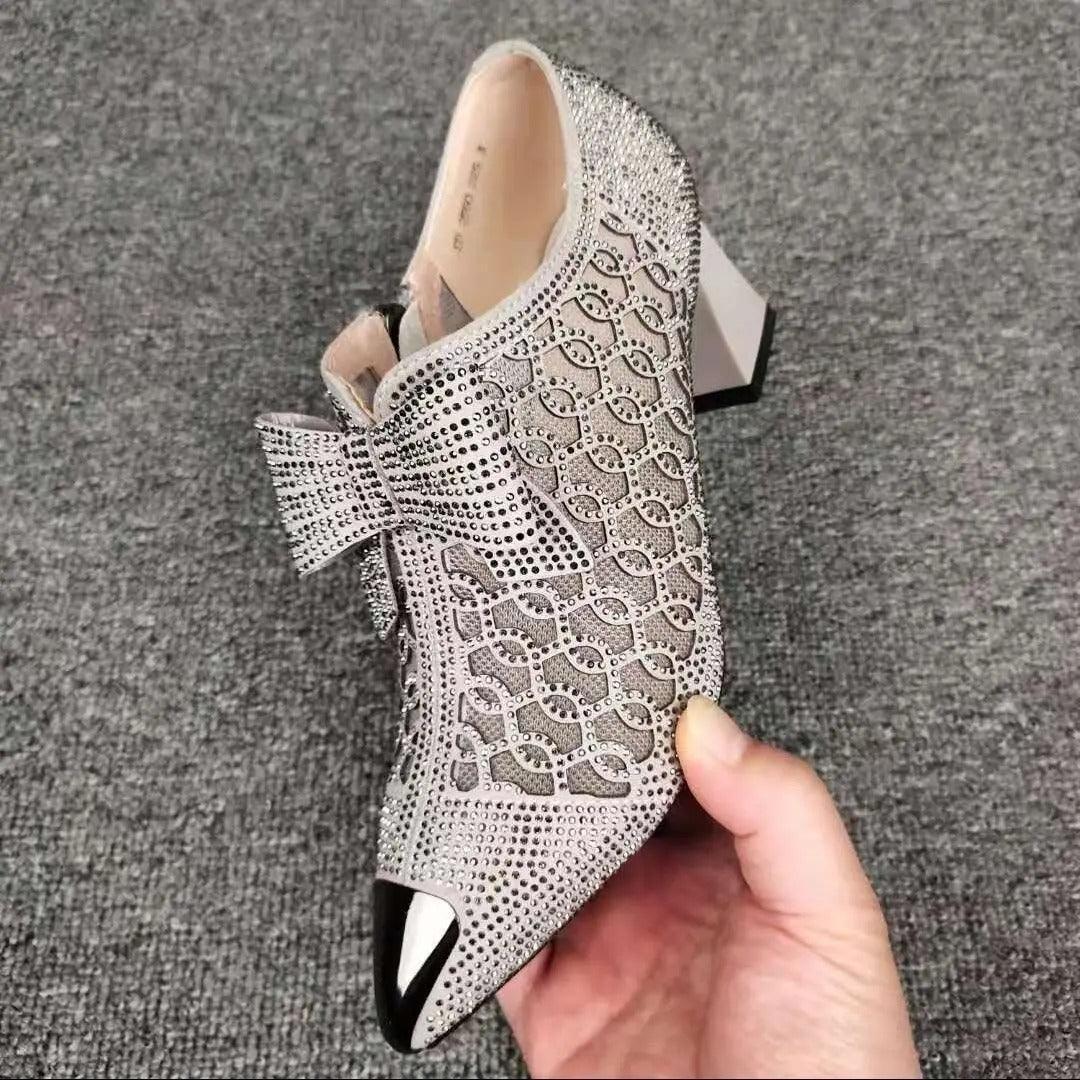 Sapatos Leonora™ com Acabamento Luxuoso em Strass e Bico Metalizado / Brilho Sofisticado a Cada Pisada!