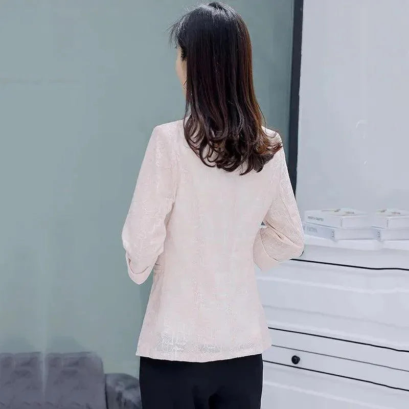 Blazer Casual Azaleia™️ Super Leve com Design Floral em Renda e Broche Exclusivo!