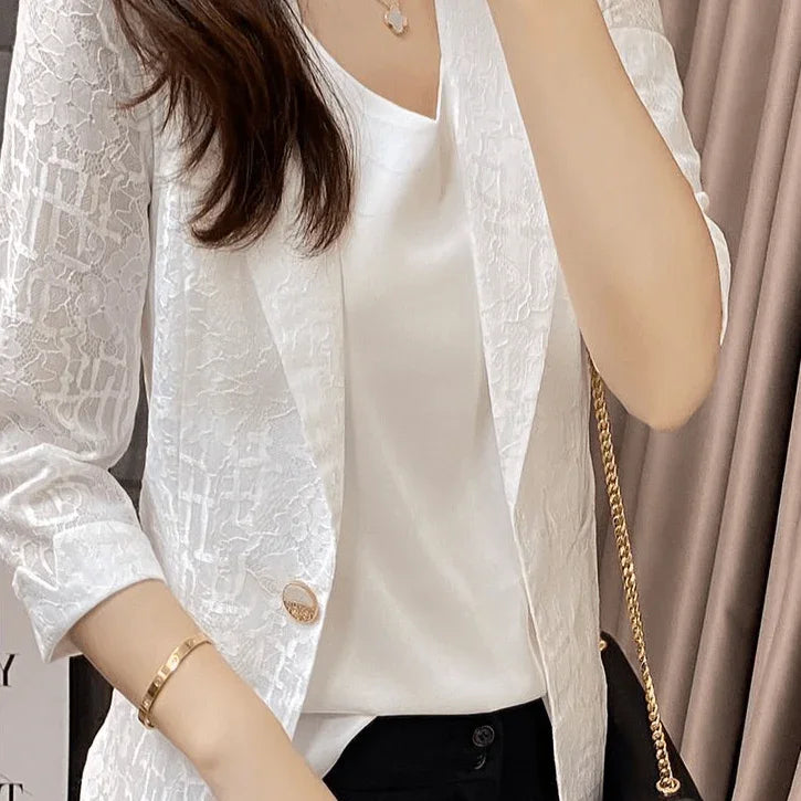 Blazer Casual Azaleia™️ Super Leve com Design Floral em Renda e Broche Exclusivo!