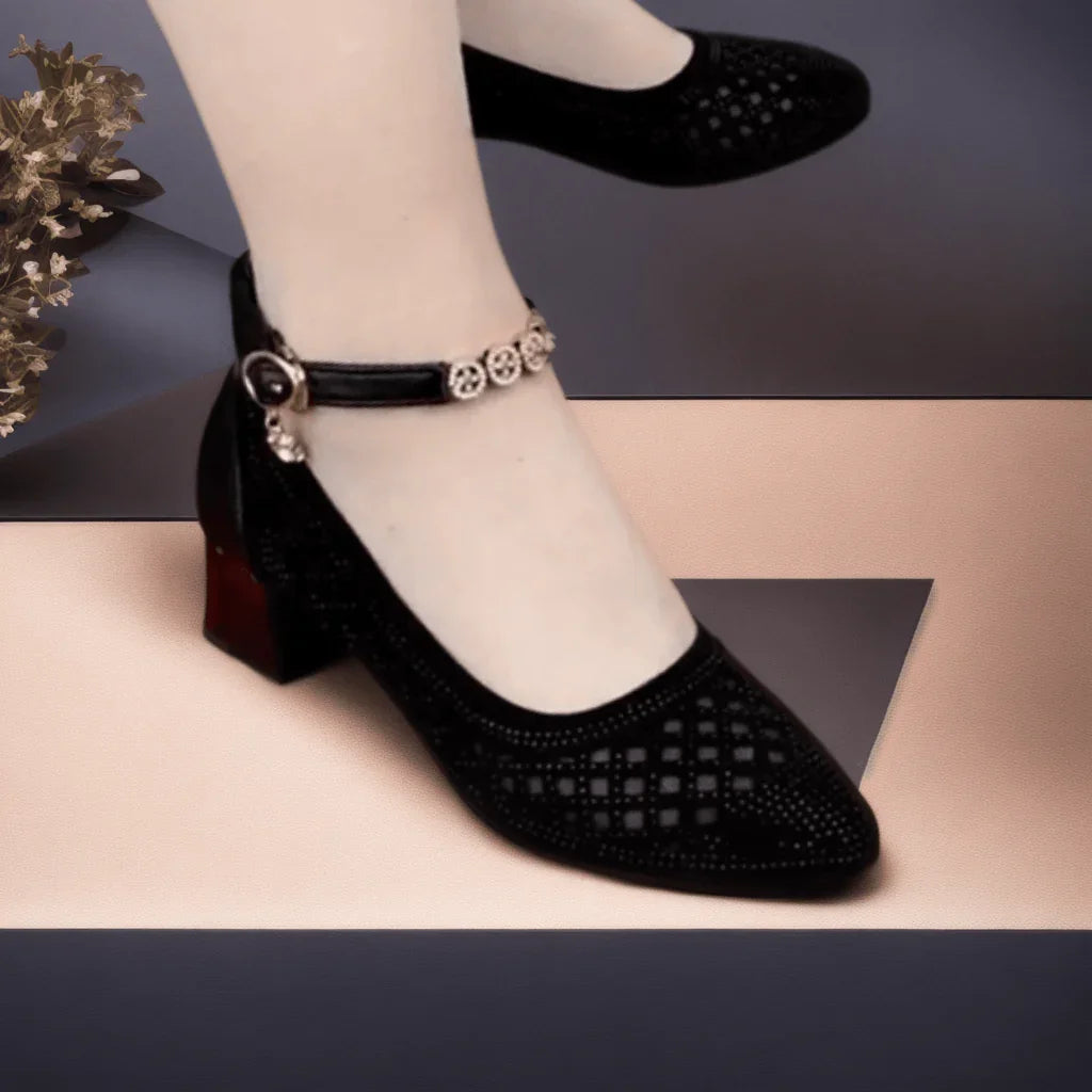 Sapatos Monalisa™ com Fivela e Acabamento em Renda / Elegância e Conforto com um Toque de Glamour!