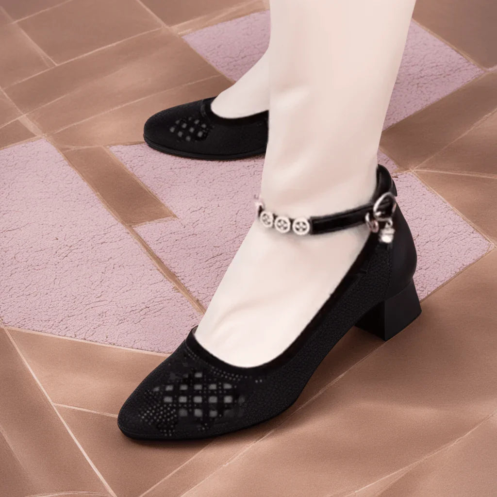 Sapatos Monalisa™ com Fivela e Acabamento em Renda / Elegância e Conforto com um Toque de Glamour!